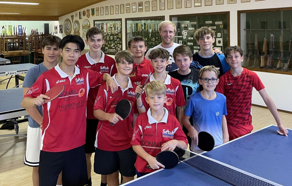 v.l.n.r.) vorne: Co Trainer Michael Li, Oskar Reiter, Simon Unger, Moritz Lind, Hugo Gant, Maxi Pucher, Lucas Menner, hinten: Anton Asamer, Jonas Pitour, Henri Kleemann, Fabrizian Pokorny, Sebastian Reitinger